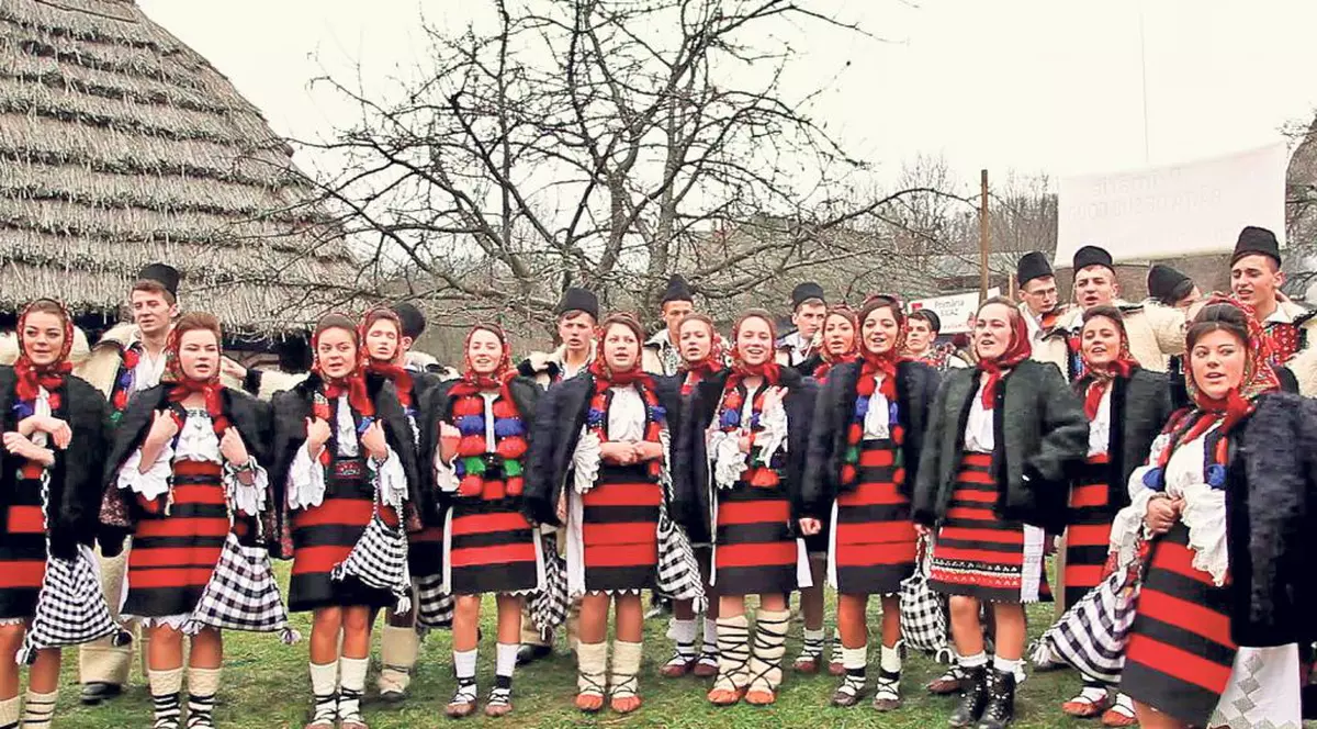 Uraţi, măi! Colindătorii anunţă apropierea Crăciunului în toată ţara | FOTO