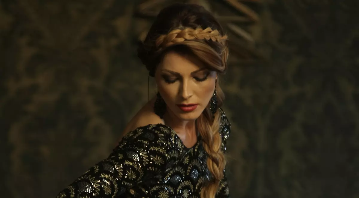 Ilinca Vandici a schițat și aproape s-a reprofilat! EXCLUSIVȘi-a creat singură ținutele de sărbători | VIDEO EXCLUSIV