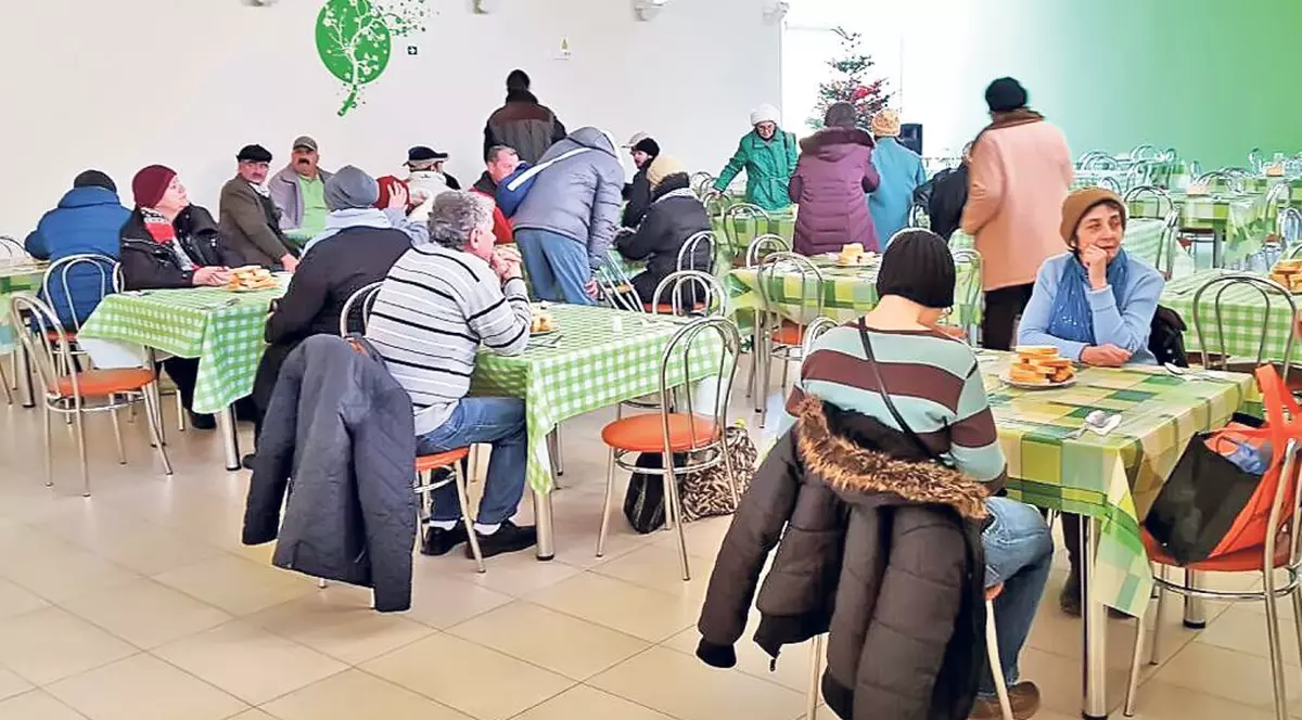Revelion cu meniu de sărbătoare pentru bătrânii de la azil şi oamenii străzii