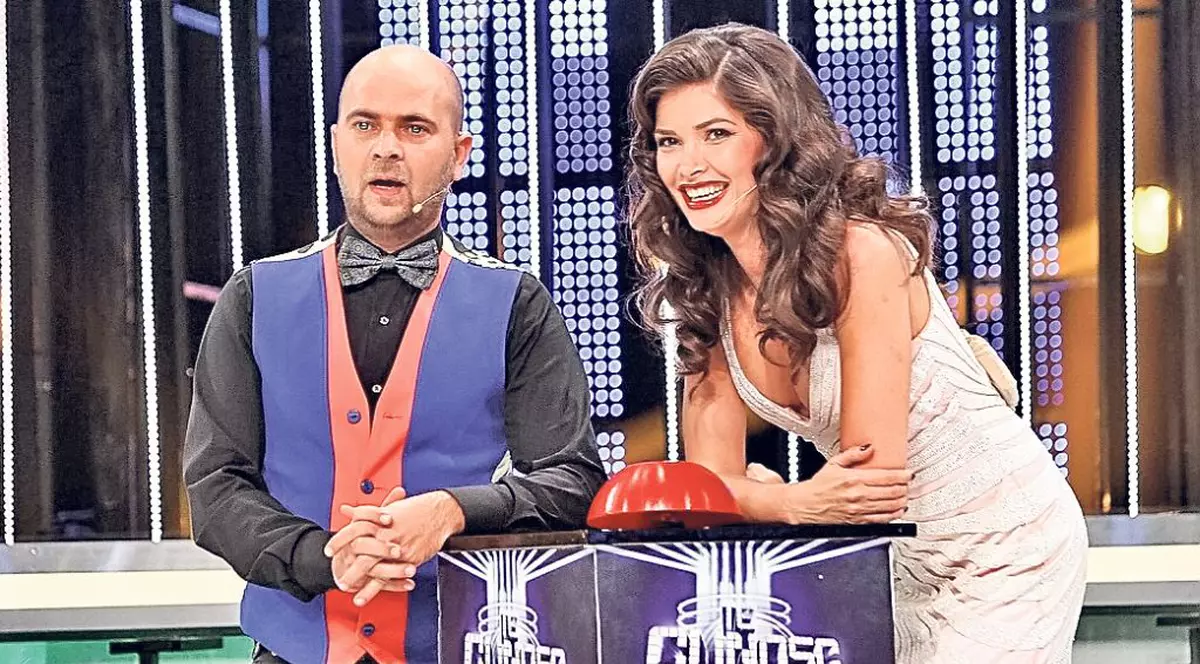 Misiune grea, rochie de 12 kg! Alina Puşcaş a dat proba de rezistenţă la filmările «Te cunosc de undeva!»