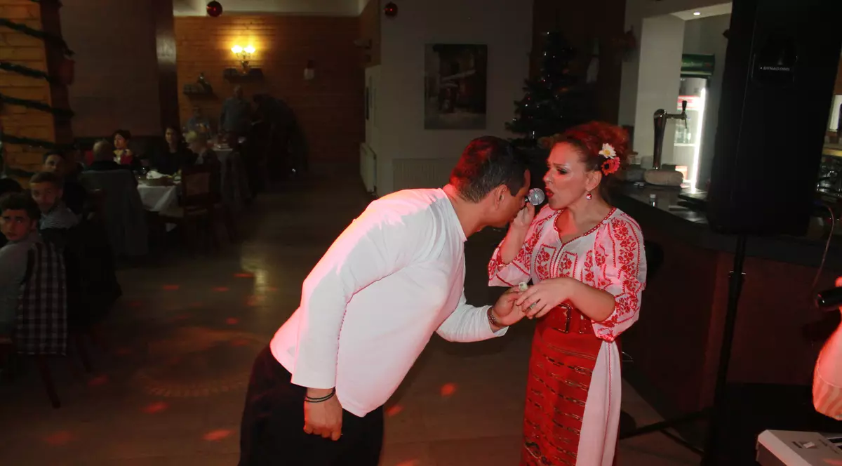 Primul banchet! Echipa lui Ionel Ganea, Dunărea Călărași, liderul seriei de Sud din Liga 2, a tăiat porcul. Chef cu țuică și șorici!