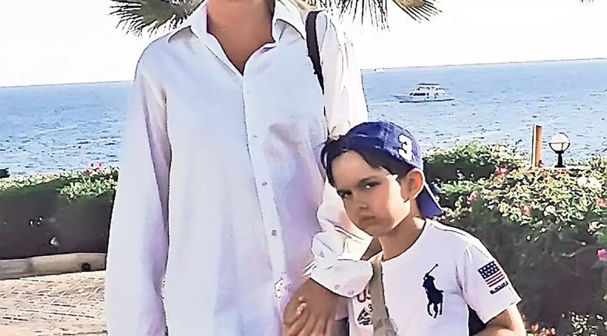 Petrecere în doi la business class! Vica va sărbători trecerea în noul an cu fiul ei, în avion, către Thailanda | EXCLUSIV