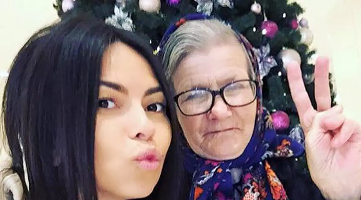 Fotografie de 100.000 de like-uri. Inna, cu bunica ei lângă bradul de Crăciun 