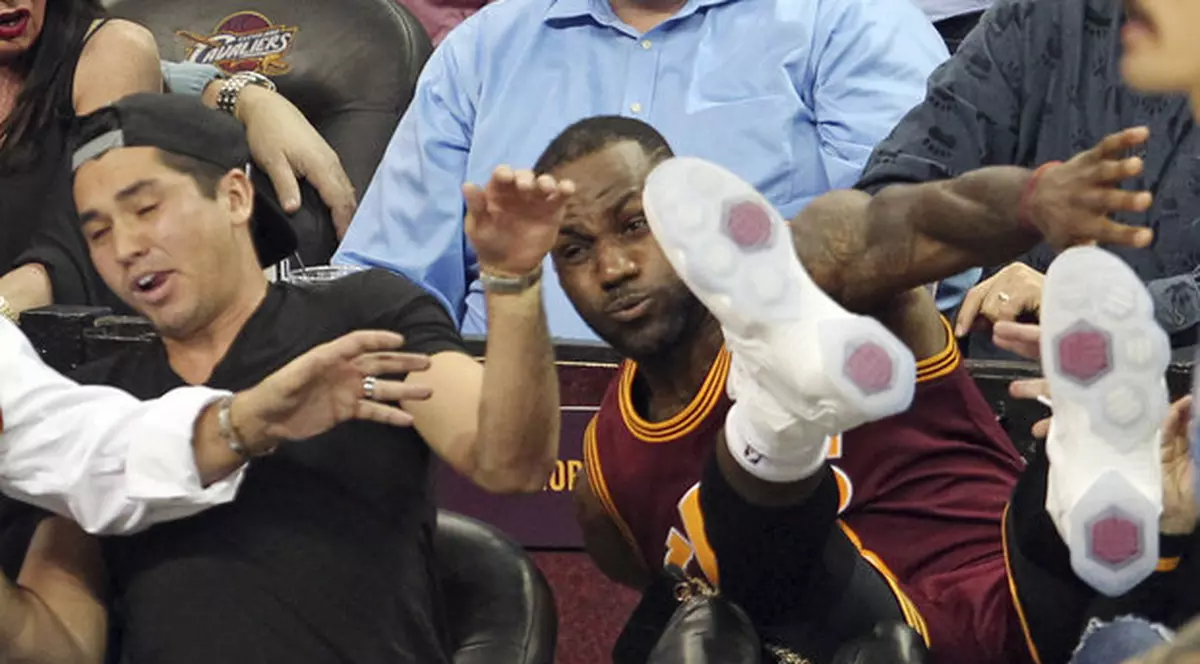 Panică în NBA. LeBron James, 113 kilograme, a băgat în spital o fană / VIDEO