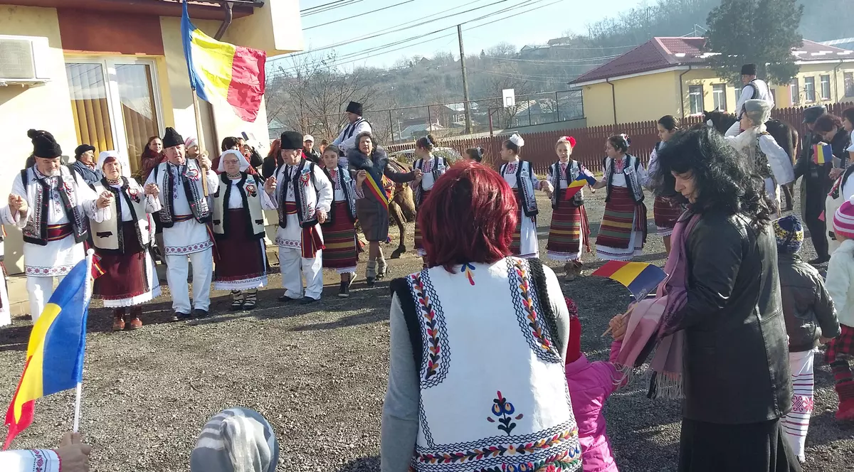 Uite cum au sărbătorit românii dintr-un sat gălăţean ZIUA NAŢIONALĂ