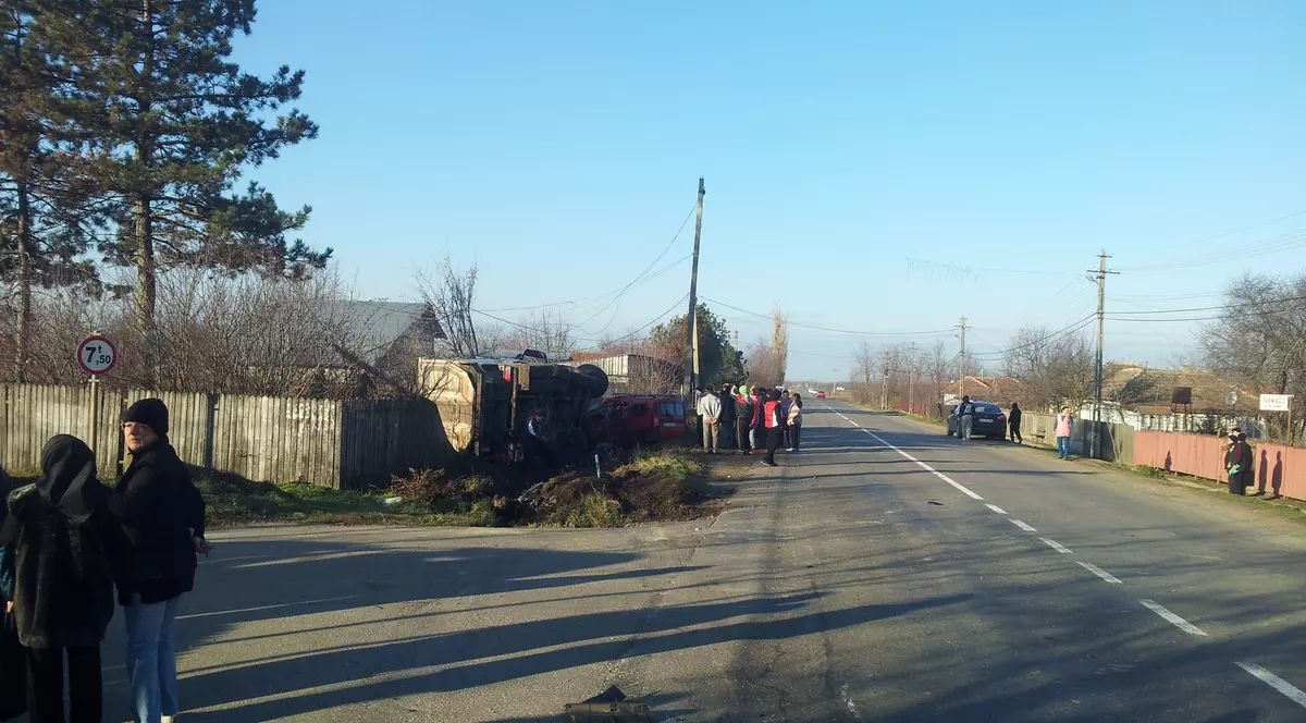 S-au trezit cu un camion în curte!