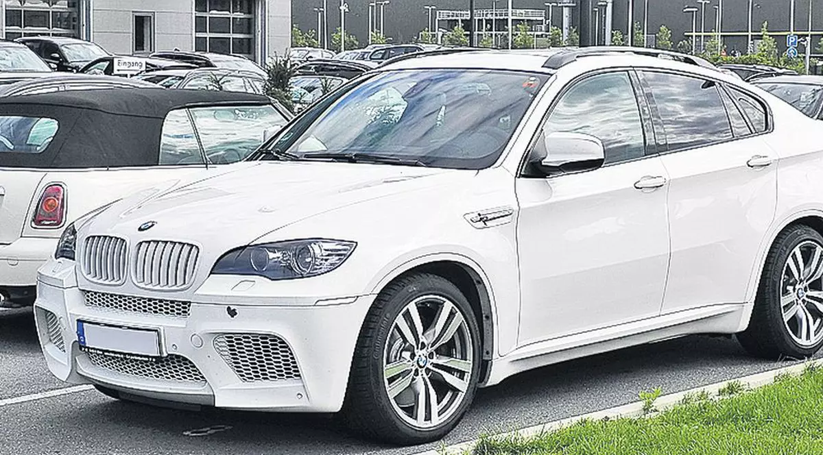 Şi dosar penal, şi fără bolid! A glumit cu un poliţist că-i dă şpagă un BMW X6 pentru că l-a prins fără permis şi beat la volan