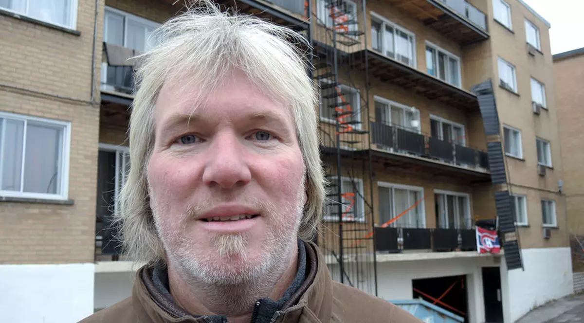 Lucian Bute riscă să înfunde pușcăria, după ce doi oameni au murit ca urmare a prăbușirii de pe balconul apartamentul său. ”Întreținerea locuinței e obligația proprietarului!”, acuză directorul de la Amenajări Urbane. Canadienii l-au luat la ochi pe gălățean! / GALERIE FOTO
