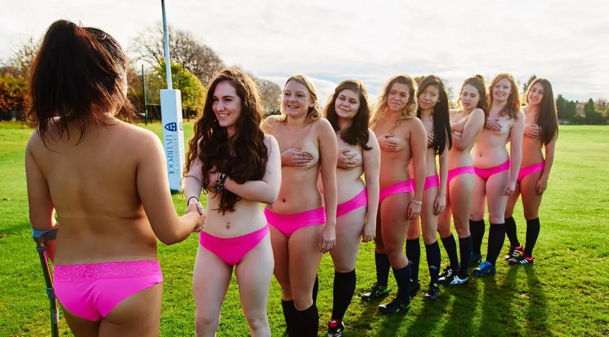 Placaje în pielea goală! Echipa feminină de rugby a Universității din Liverpool a pozat în scop caritabil