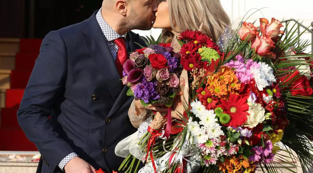 Soția lui Mihai Mitoșeru, stewardesă pe aeronava primita azi de Tarom