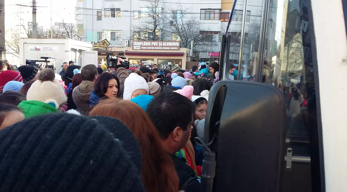 S-au înghesuit să prindă un loc în autobuzul lui Moş Crăciun! Ce a urmat i-a uimit pe toţi! VIDEO