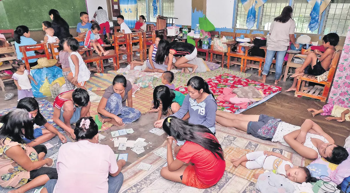 S-a abătut Apocalipsa asupra Filipinelor | 725.000 de oameni au fost evacuaţi din calea taifunului Melor