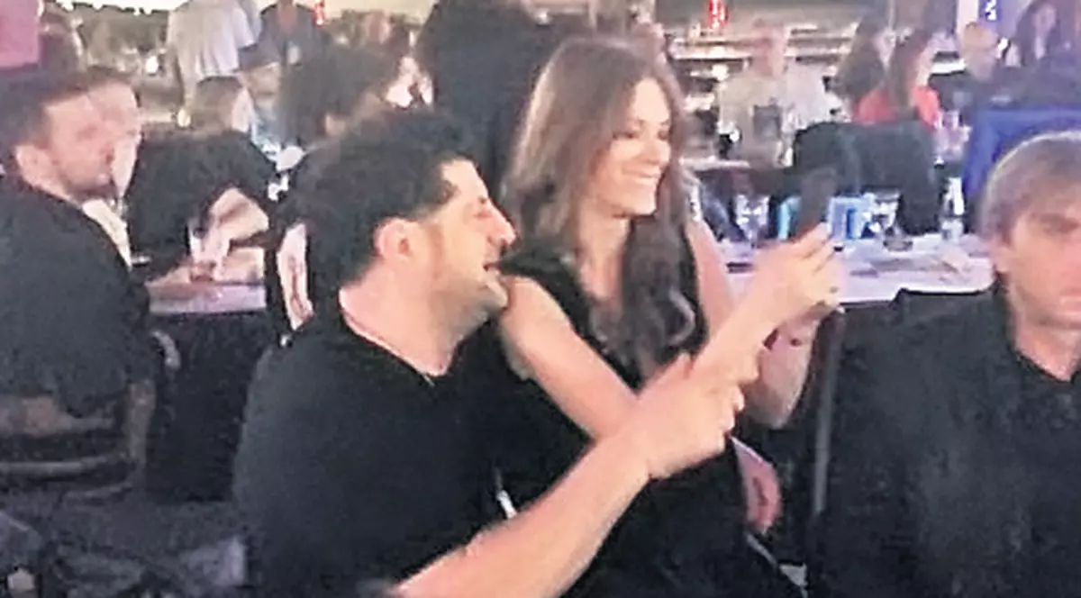 L-a «devorat» la desert | Tavi Colen a fost supus unui tratament senzual de logodnica tânără și dornică