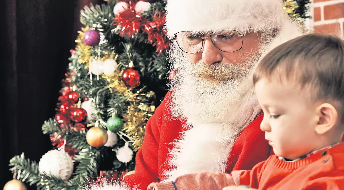 Moș Crăciun nu e o poveste! Simpaticul bătrânel cu straie roșii e supărat că micuții au uitat de poezii după ce au descoperit tableta