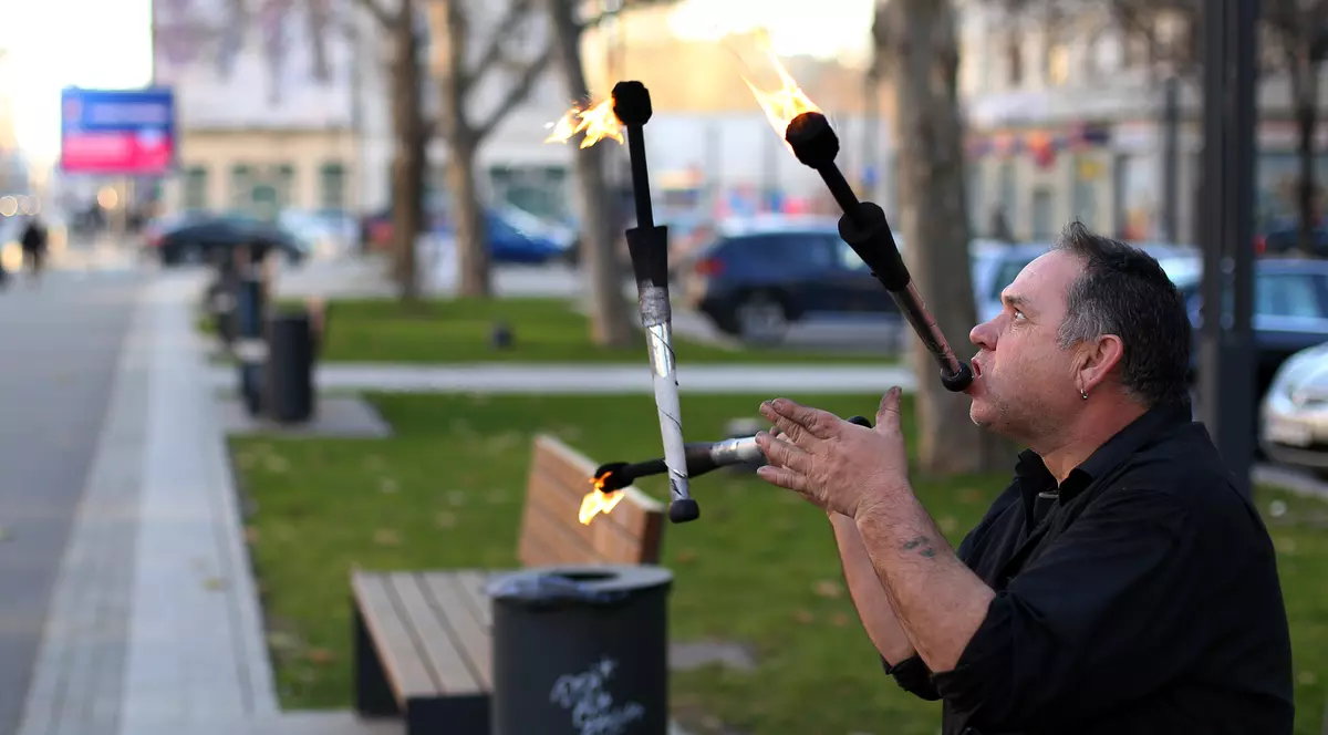 Cum câștigă un britanic bani în București ”îmblânzind focul”/ VIDEO