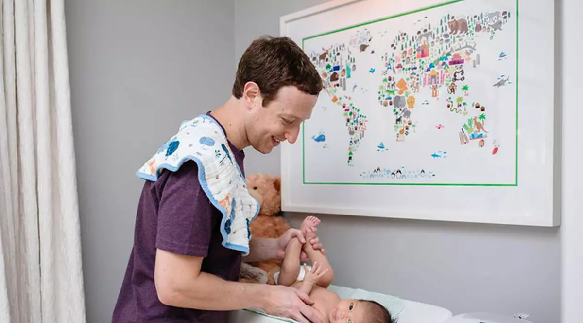 Mark Zuckerberg, prea intim pe Facebook? Uite-l cum schimbă scutecul fiicei sale!