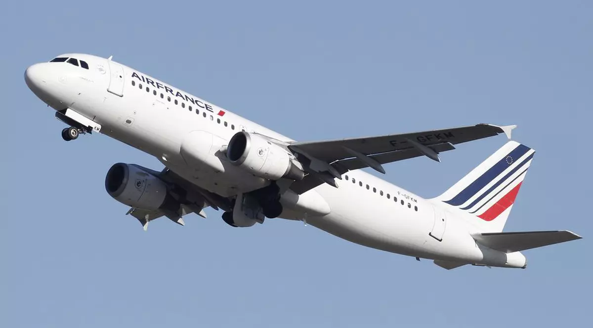 Alertă cu BOMBĂ la bordul unui avion cu peste 230 de pasageri. A fost nevoie de o ATERIZARE DE URGENŢĂ