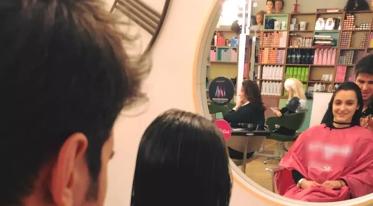 Alexia Esca s-a tuns exact ca mama ei. Motivul pentru care a făcut asta este înduioşător | FOTO