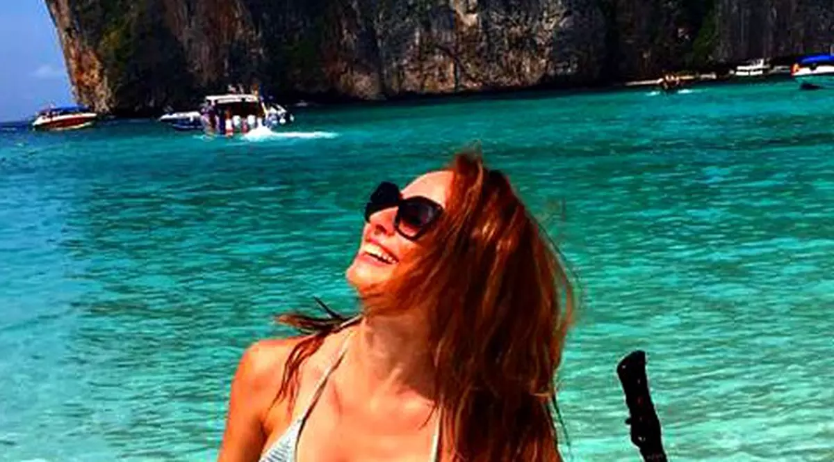 N-a putut să se despartă de vioară nici pe plajele din Thailanda! Imagini incendiare cu cea mai sexy violonistă de la noi