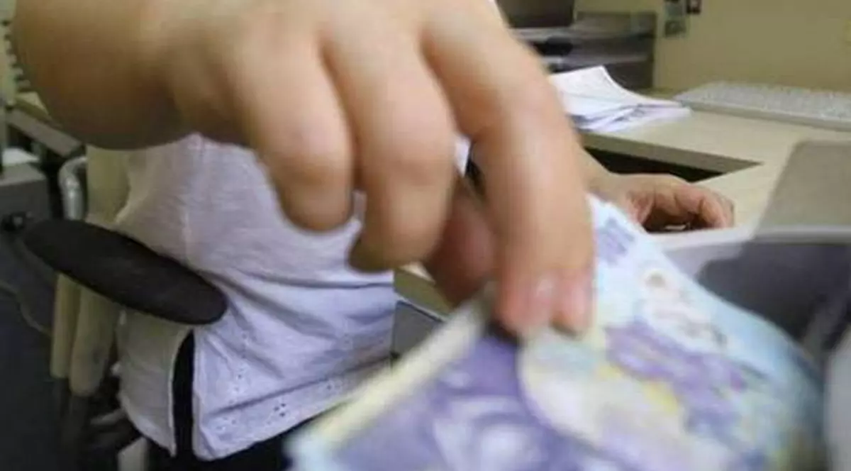 Sindicatele şi patronatele au bătut palma! Salariul minim pe economie creşte cu 150 de lei la începutul lui 2016