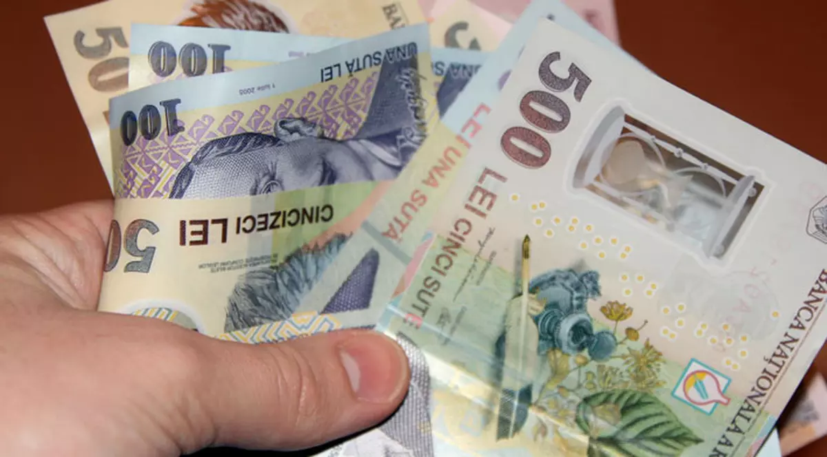 Au chemat-o să-i ajute la curățenie și i-a ”curățat” de tot aurul și banii din casă