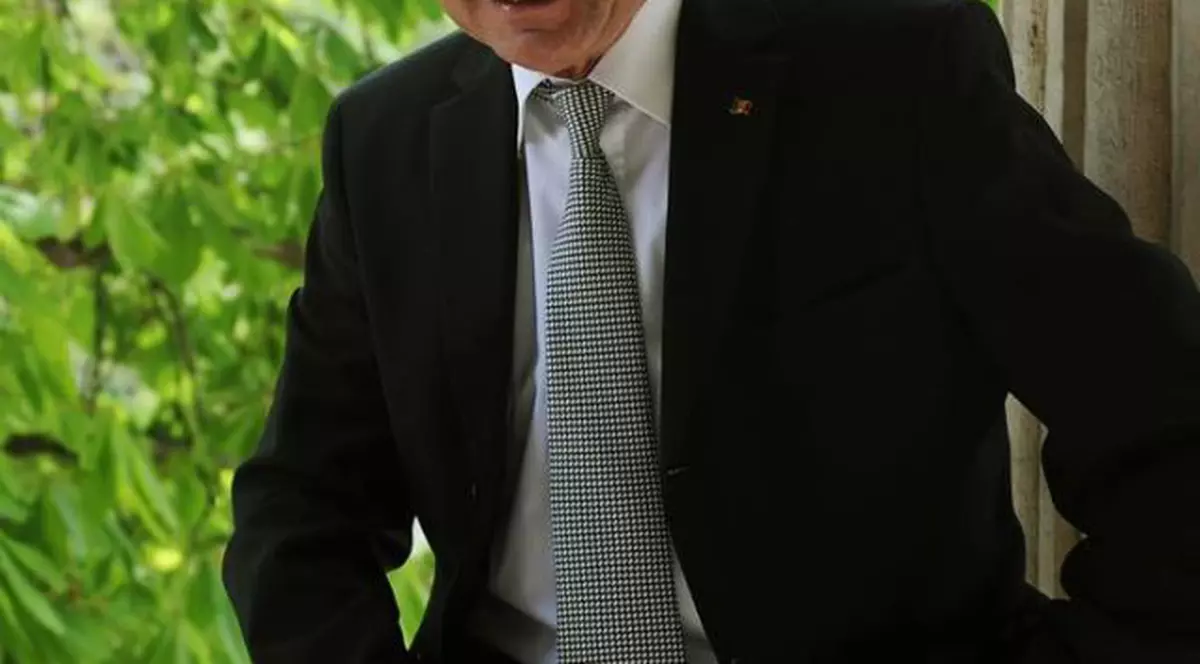 Imagine de poveste. Traian Băsescu, prima poza cu cei trei nepoţei, lânga bradul de Crăciun