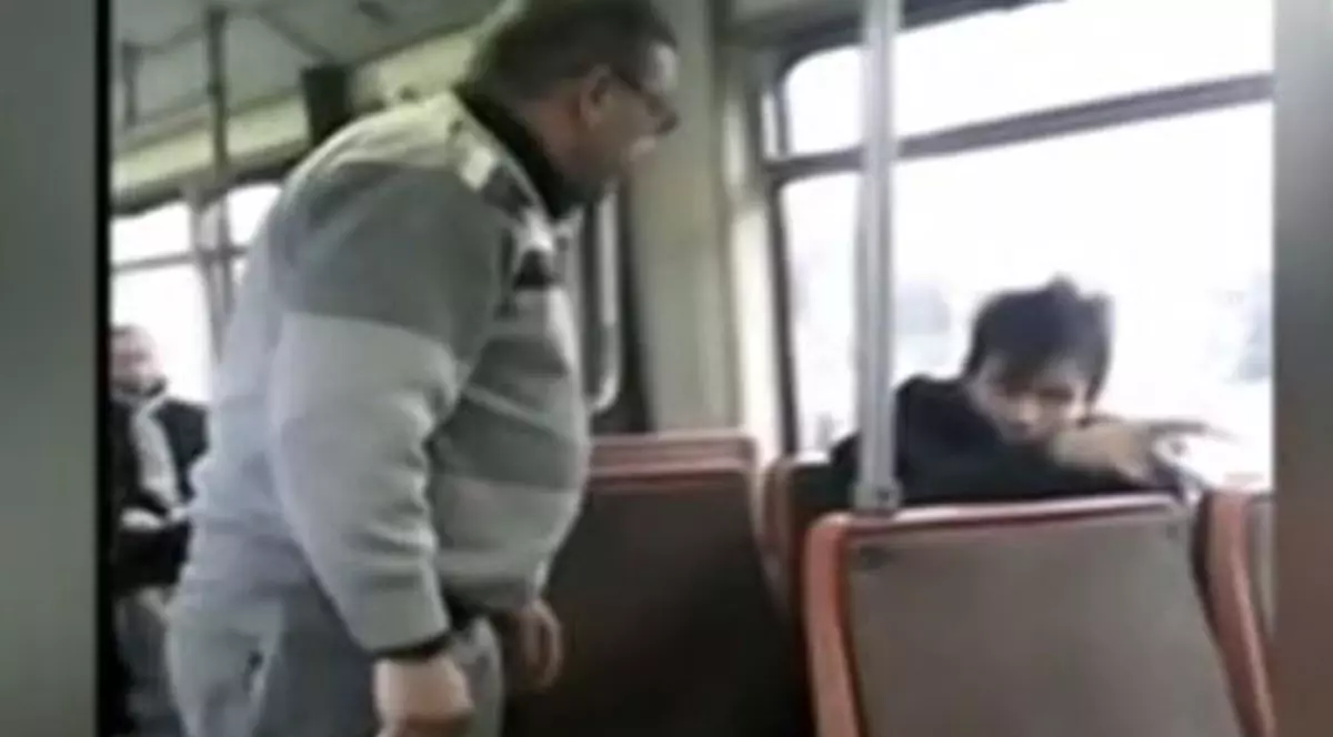 Ca în junglă! Un vatman a bătut un călător într-un tramvai din Iași! Totul a fost filmat! | VIDEO