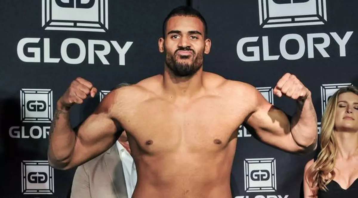 Urmașul lui Iftimoaie în ”Ferma vedetelor” este negru, luptă în K1, are 1,98m înălțime și 117 kg. ^Pro TV a mai domesticit o fiară!