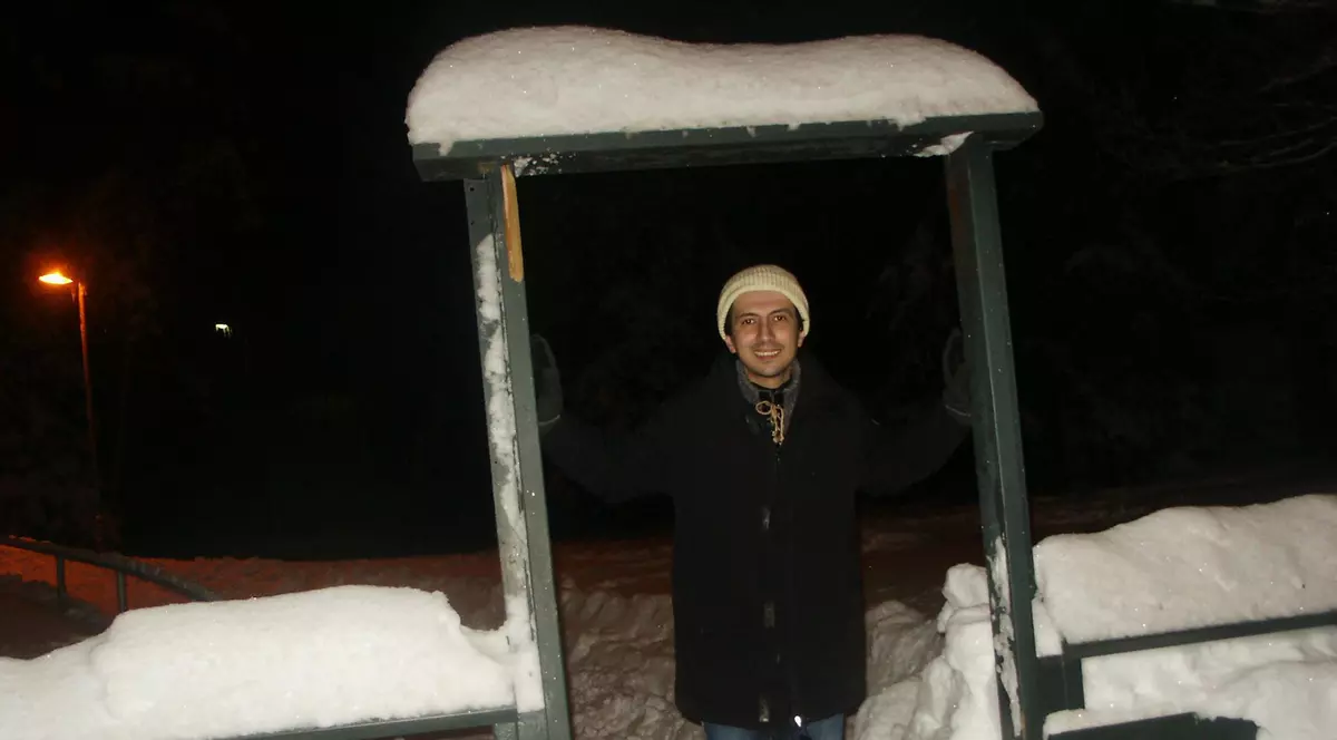 Își ”încălzește” vocea la karaoke înainte de concerte ! Video