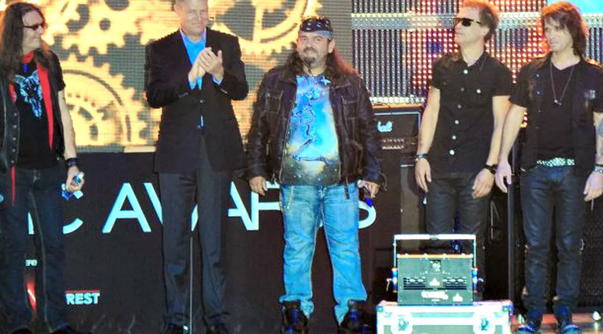 Rock președinte! Klaus Iohannis i-a uns ”Cavaleri” pe cei de la Cargo