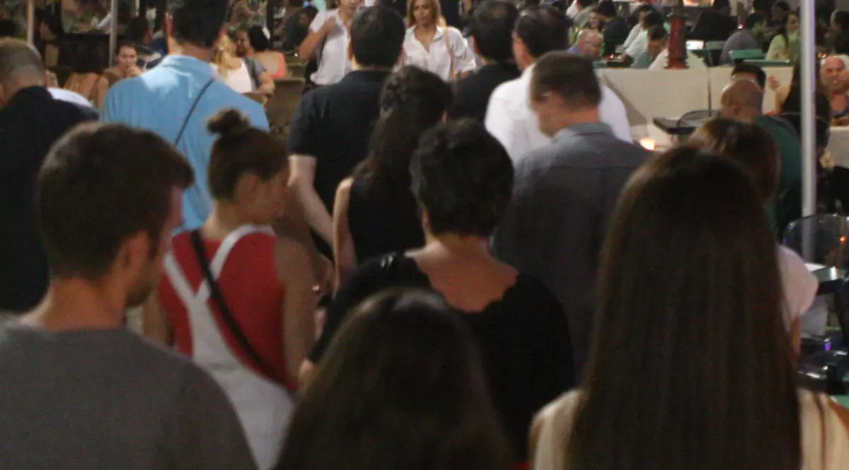 «Ajutor, nenea, mă bate!» De Sărbători, grupările de infractori se folosesc de puști pentru diversiuni stradale | EXCLUSIV