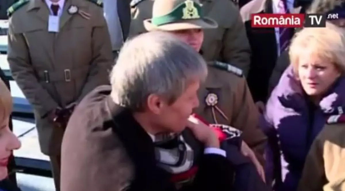 Emoționant! Dacian Cioloș a consolat copiii militarilor ucişi în Afganistan | VIDEO