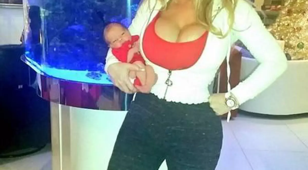 Coco Austin, posesoarea celui mai bombat fund din lume, a pozat topless cu copilul în brațe