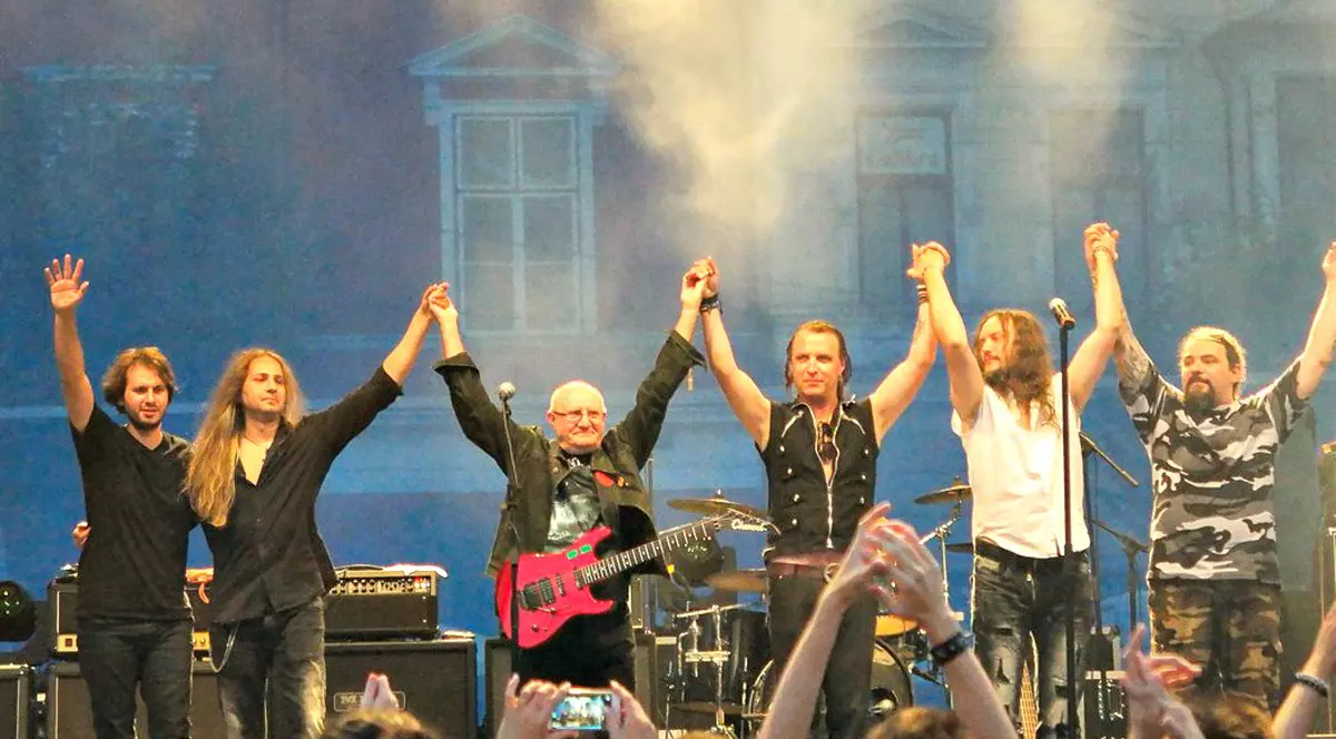 La 65 de ani, fondatorul grupului Compact, Costi Cămărășan o ”arde” rock alături de fiu dar și de nepot