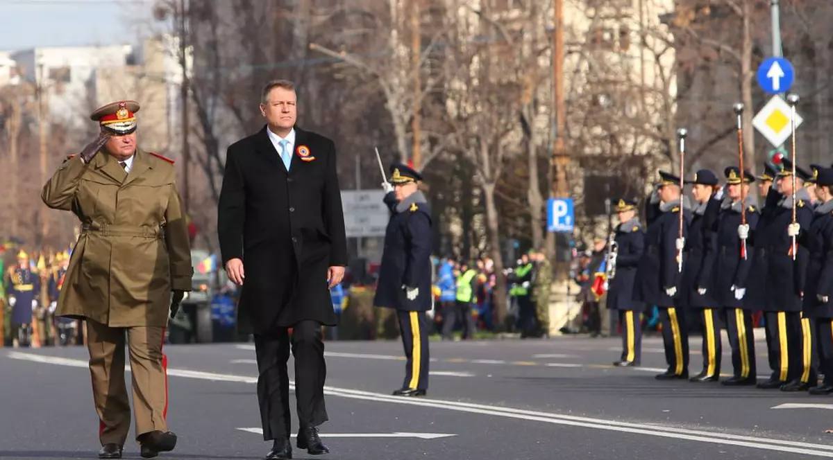 Alarmă falsă la parada militară. Un bărbat înarmat ar fi încercat să ajungă lângă preşedintele Iohannis 