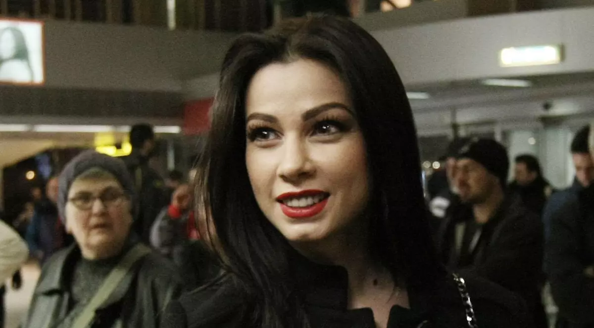 Nicoleta Luciu s-a întors în țară după ce și-a micșorat sânii. Sora ei a așteptat-o la aeroport | FOTO & VIDEO