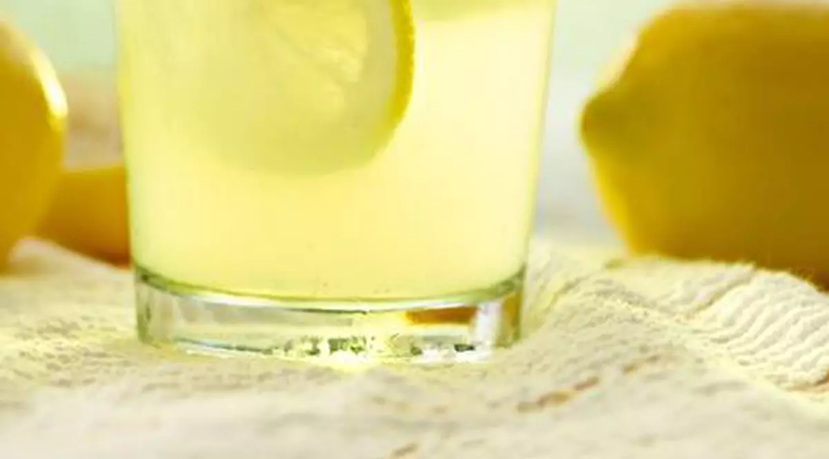 Ce se întâmplă în corpul tu dacă bei apă caldă cu miere și lămâie, ÎN FIECARE DIMINEAȚĂ | VIDEO