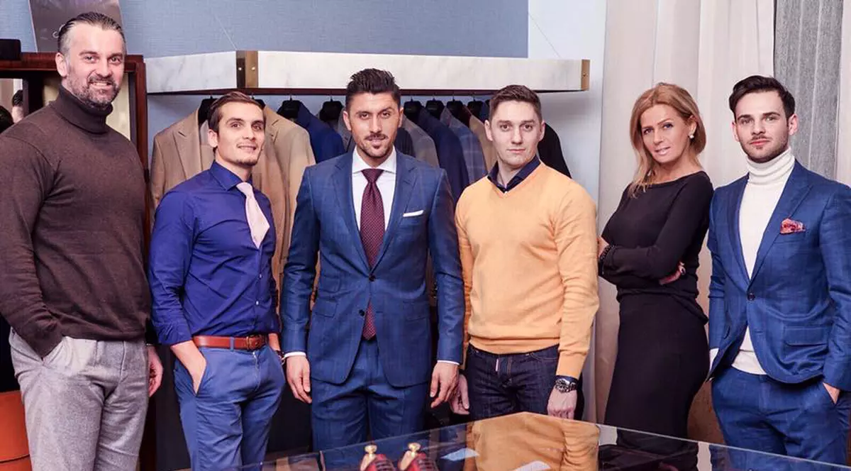 Ciprian Marica, la munte și la mare eleganță! ^Aflat în Poiană, atacantul s-a îmbrăcat la țol festiv, pentru discuțiile cu Steaua