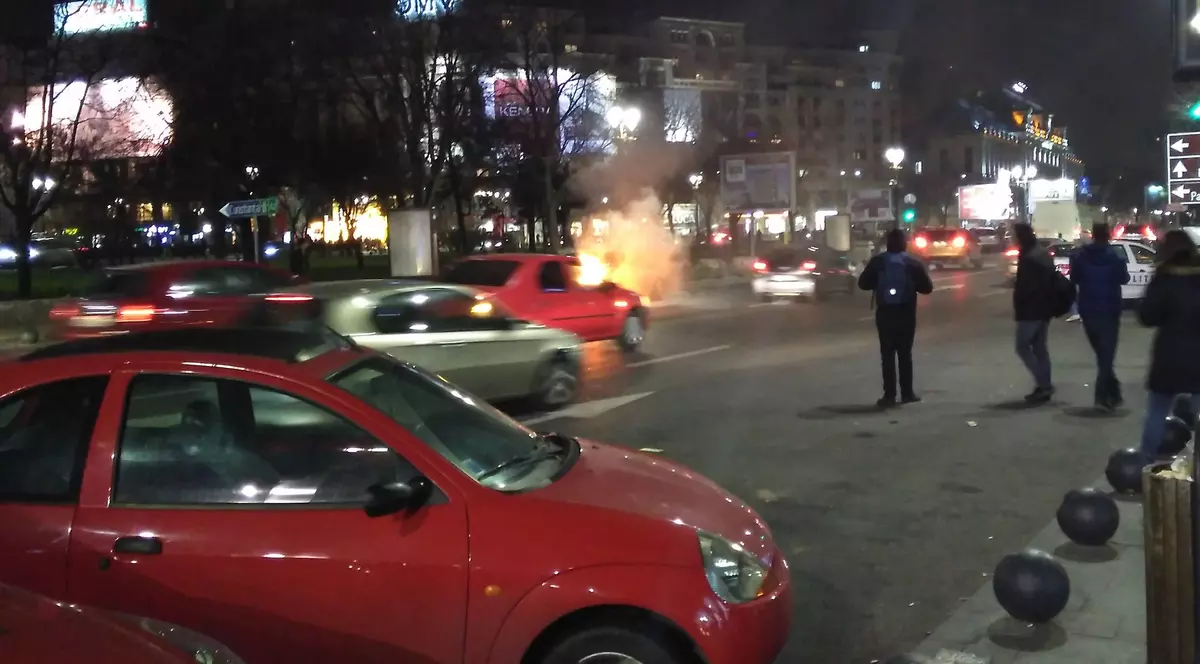 UPDATE | O mașină A LUAT FOC, în mers, la Piața Unirii din București | FOTO