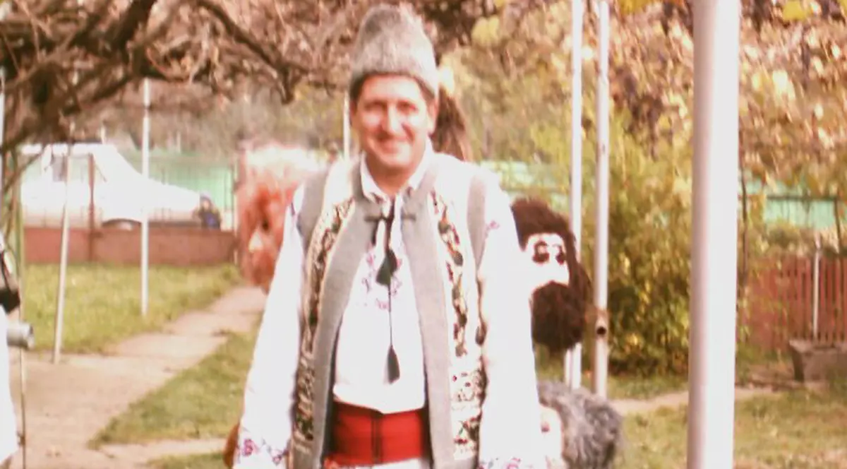 Face măști din ce găsește prin casă! Un inginer din Botoșani încearcă să ajute la păstrarea tradițiilor