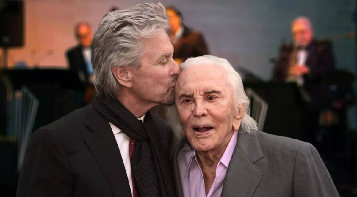 Kirk Douglas, tatăl lui Michael Douglas, a împlinit 99 de ani. Ce poză emoționantă a postat Douglas fiul pe Facebook!