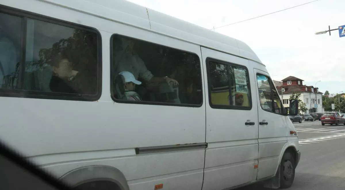 Scene revoltătoare în Galați. 40 de oameni, înghesuiți precum sardinele într-un microbuz de marfă