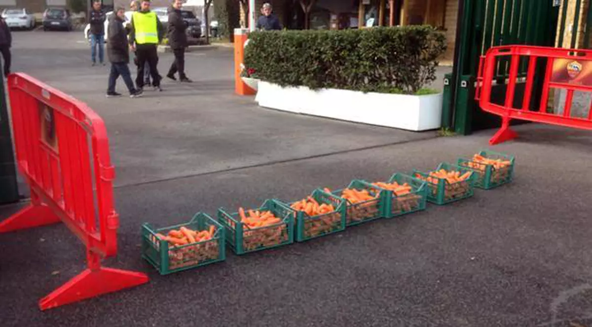Protest la AS Roma. Fanii le-au adus morcovi fotbaliștilor și le-au urat ”de bine”