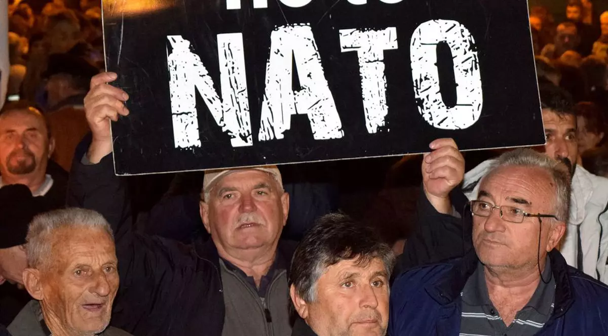 Mii de oameni au protestat în Muntenegru față de aderarea țării la NATO | VIDEO