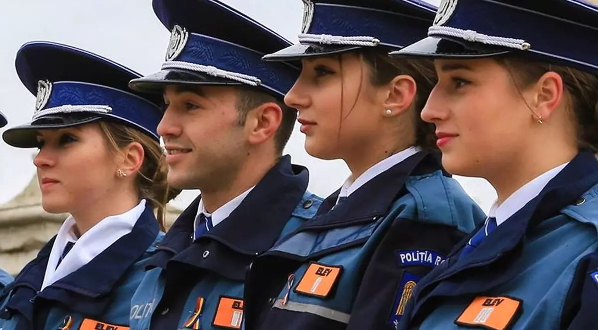 Poliţia Română a compus un colind: "Aho, aho, mămici şi taţi / Staţi puţin şi ne-ascultaţi"