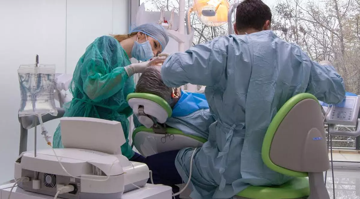 Dantură nouă în doar câteva ore! Ultima noutate în stomatologie! Vii la doctor ştirb și pleci cu toţi dinţii