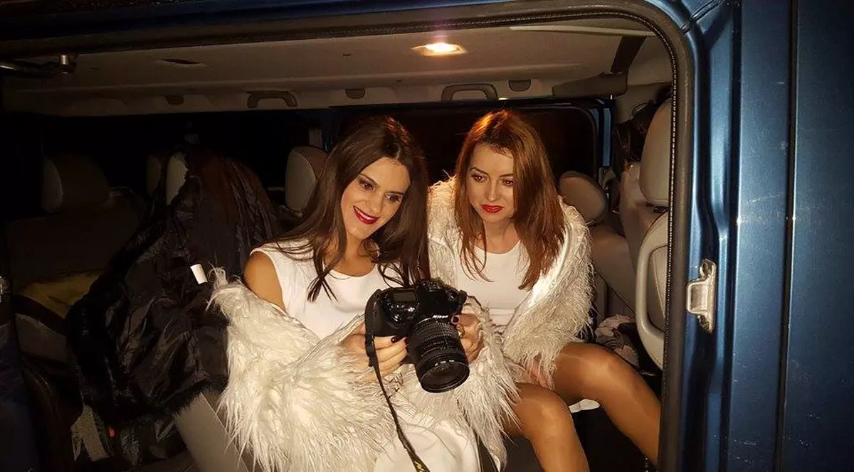 În ce poziție a fost surprinsă o artistă cunoscută de la noi! Cu blănița la vedere!