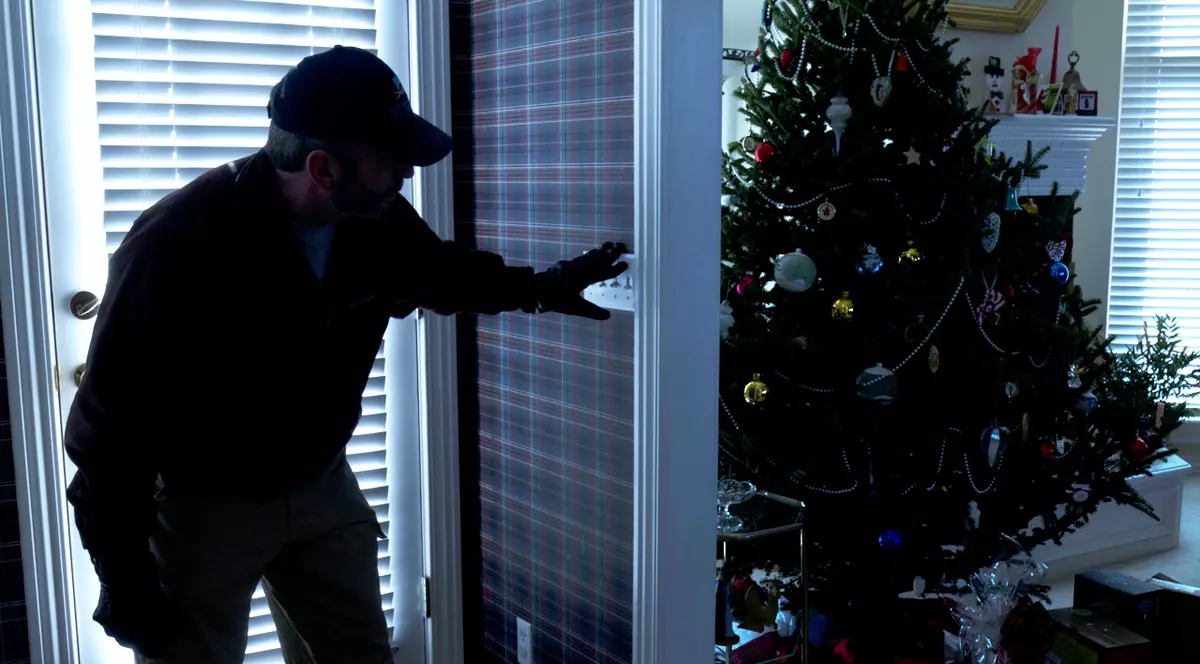 Facebook, «șperaclul» care poate deschide ușile! Polițiștii atrag atenția că, de Sărbători, nu e bine ca vacanțele să fie «promovate» pe internet