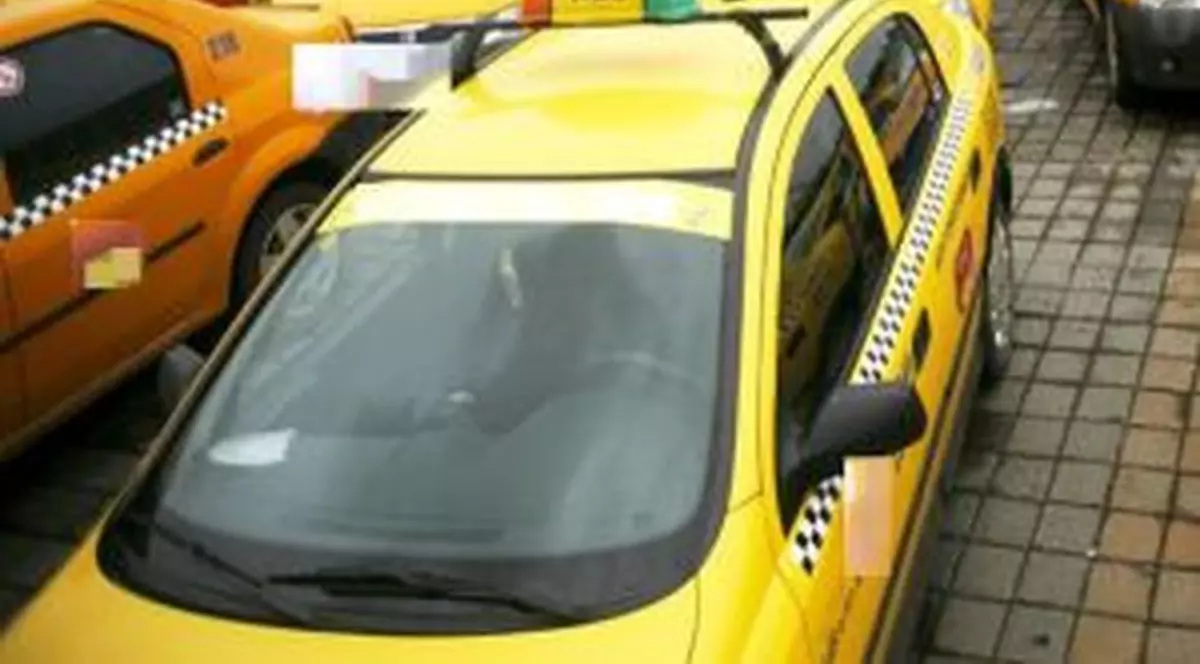 Un taximetrist a vrut să vândă telefonul uitat de un client în mașina sa. Șoferul a dormit o noapte în arest și e cercetat pentru furt