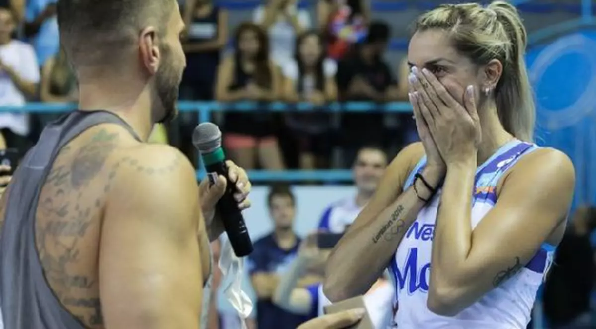 Surpriză uriașă de Crăciun! O voleibalistă a fost cerută de căsătorie la finalul unui meci!